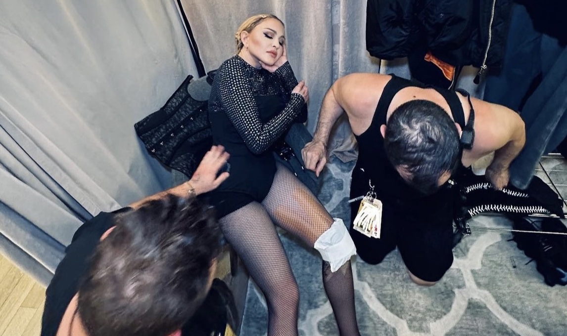 ¡El show debe continuar! Bailarín resbala sobre el escenario y provoca aparatosa caída de Madonna 