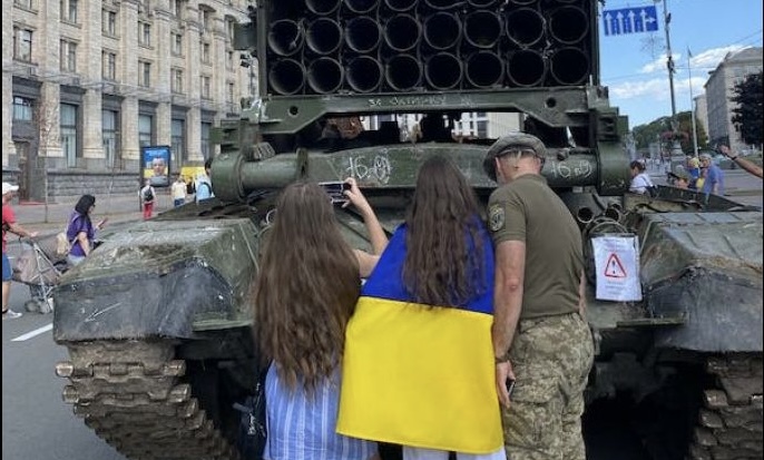 Dos años de guerra: ucranianos buscan normalidad en medio de la tragedia 