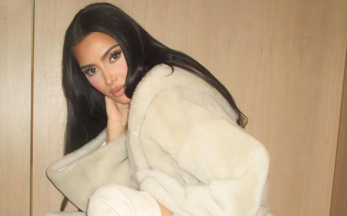 Kim Kardashian vendió en $70 mil una cartera Birkin sucia y decolorada la dieron palo en redes 