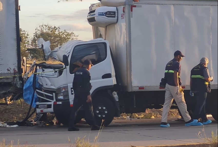 Copiloto muere tras colisión de camión refrigerado cerca de Los Canelos 