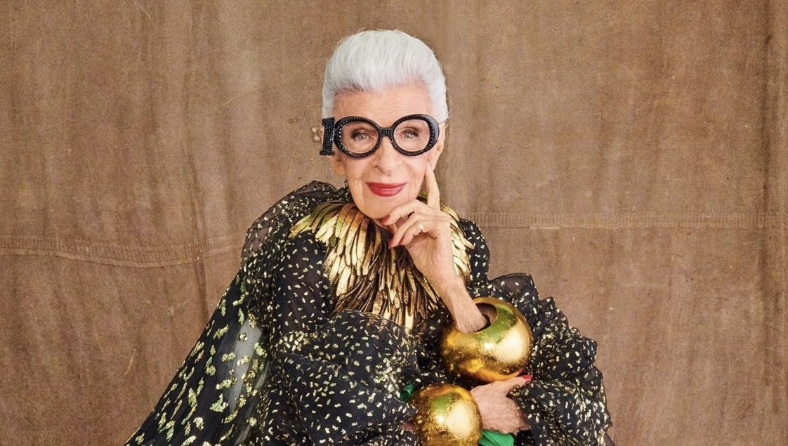 Iris Apfel, el icono de la moda que vivió entre excentricidades y color, falleció a la edad de 102 años  