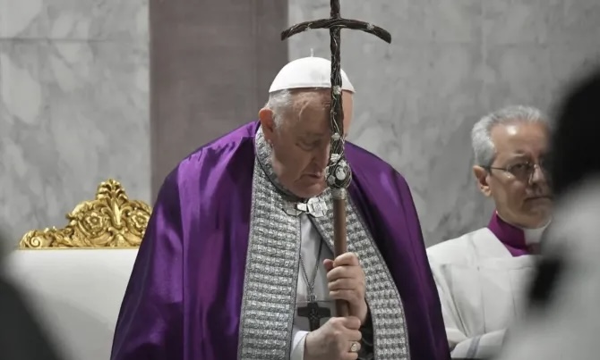 El Papa Francisco no participó en persona en el viacrucis “para preservar su salud” 