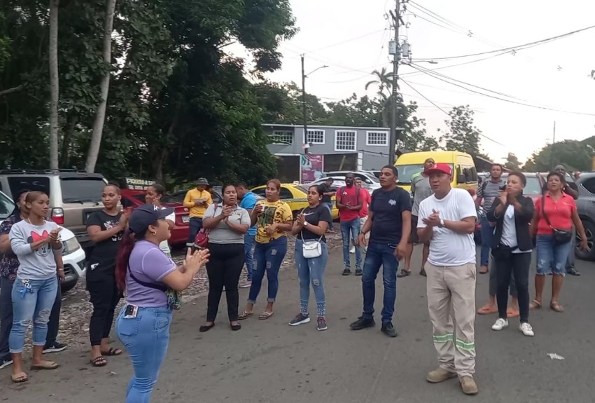 Moradores de Santa Rita Arriba en Colón protestan por las malas condiciones de la vía interna 