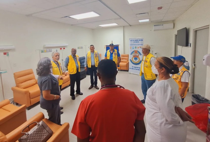 Donan diez sillones reclinables a la Unidad Oncológica del Hospital Anita Moreno 