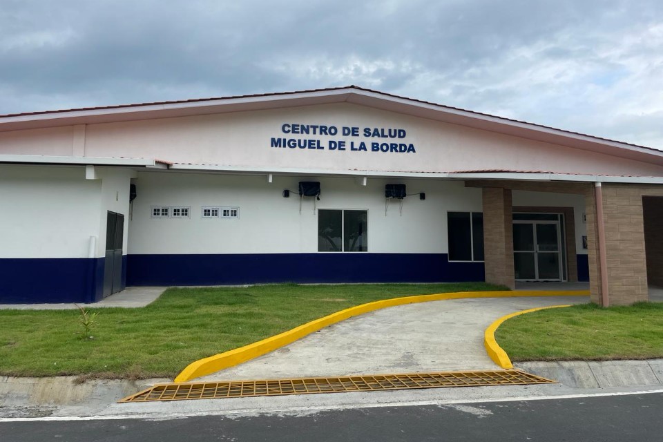 Supervisan avance de obra en el Centro de Salud Miguel de la Borda en Colón 