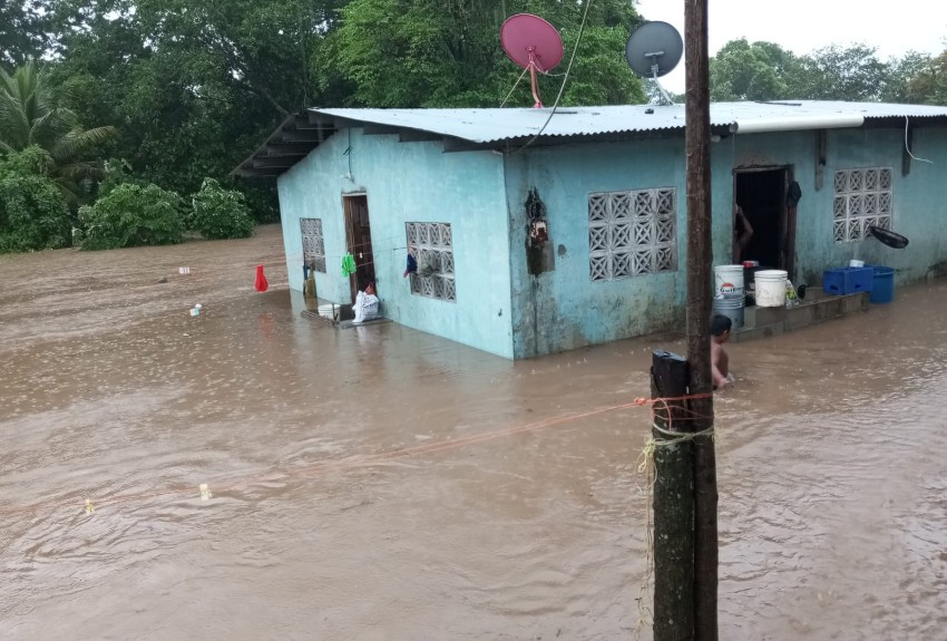 Desbordamiento de río causa inundaciones en varias viviendas de Nombre de Dios, Colón 