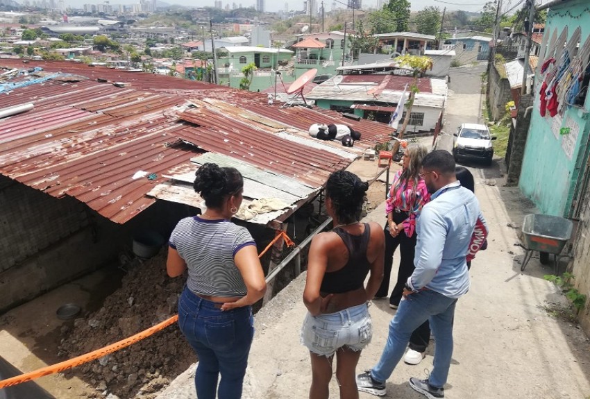 Atienden a familia afectada por deslizamiento de tierra en San Miguelito 