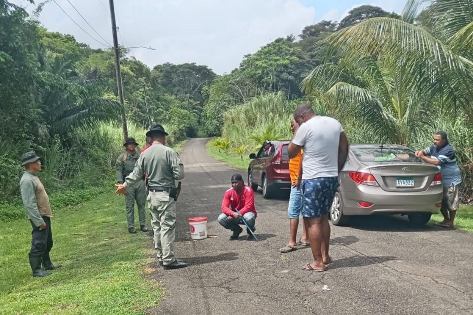 Rescatan a dos hombres perdidos en área boscosa de Punta Galeta 