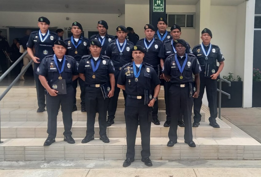 ¡Medallas al sacrificio! Distinguen a uniformados por su misión de salvar vidas en Portobelo 