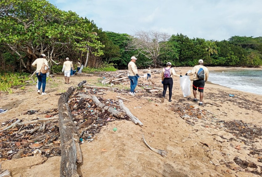 Siguen sacando basura de las playas en Colón; encontraron todo tipo de desperdicios 