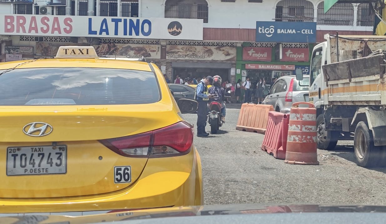 Taxistas acorralan a conductores piratas que operan en diversas áreas de Panamá Oeste 