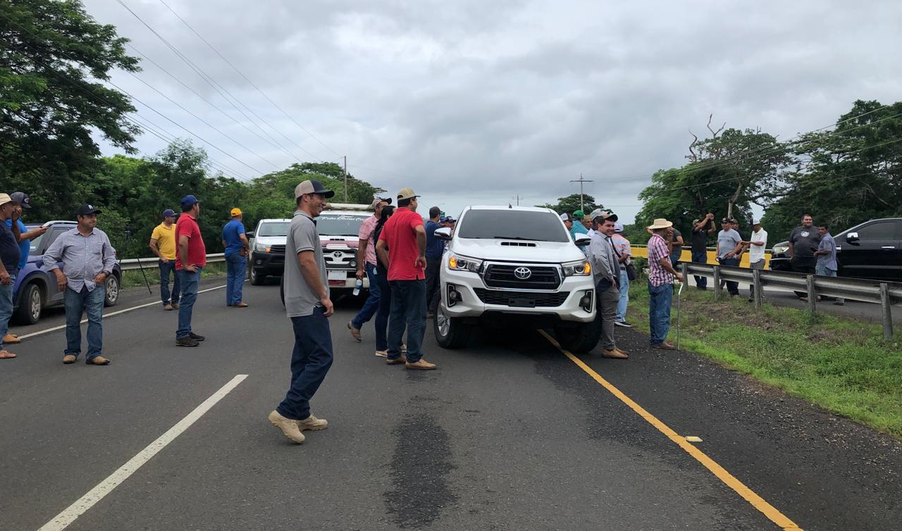 ¡Se cansaron de esperar! Productores de maíz de Los Santos cerraron la vía para exigir respuesta del MIDA 