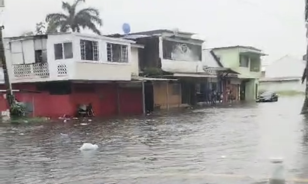 Mal tiempo en Colón deja varias calles inundadas 