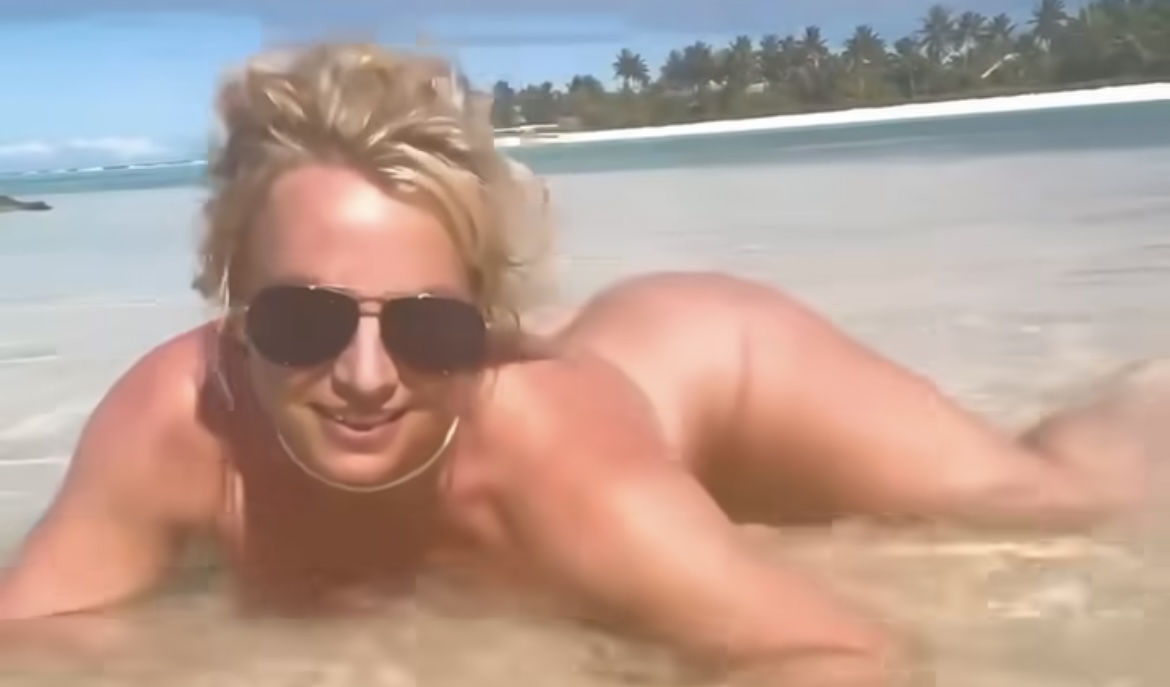 Britney Spears no puede perdonar a sus padres y se desnuda en un playa de México 
