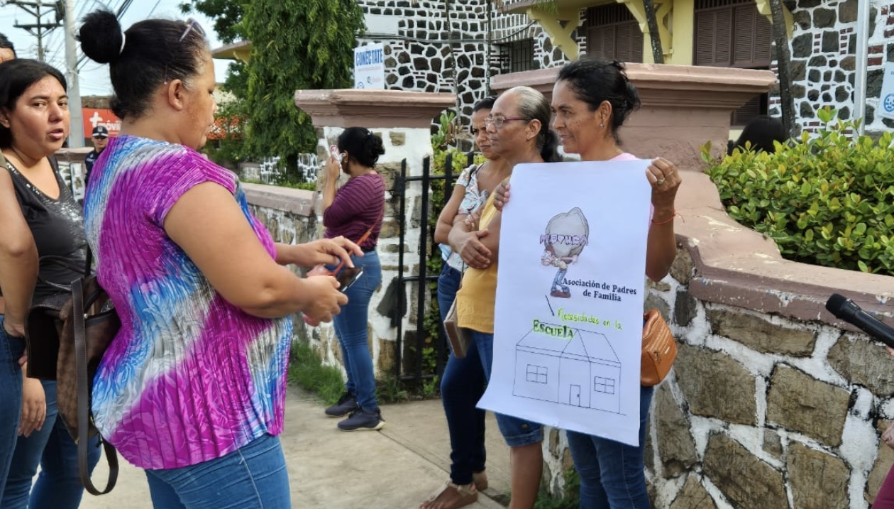 Acudientes protestaron para exigir el nombramiento de la cocinera en la escuela Juana Vernaza 