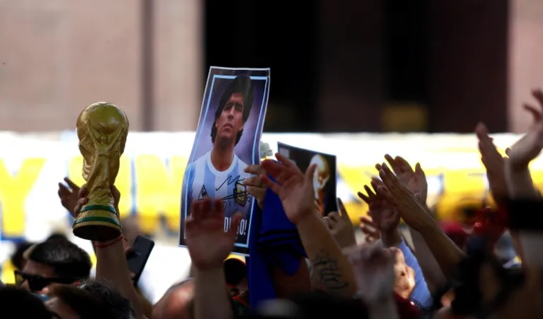 Hijos de Maradona piden trasladar el cuerpo del '10' del cementerio a un memorial 