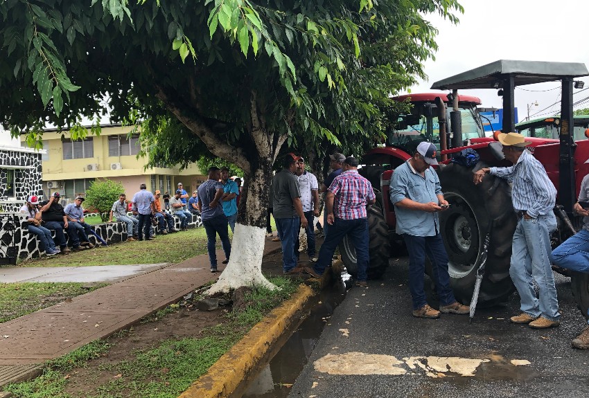 Productores santeños de maíz retiran maquinarias de las calles tras 15 días de protestas 