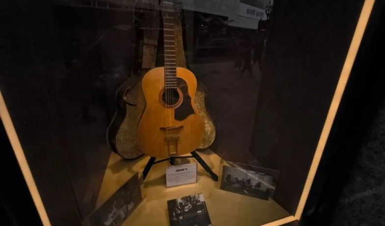 Guitarra perdida de John Lennon reaparece para batir récords de subasta 