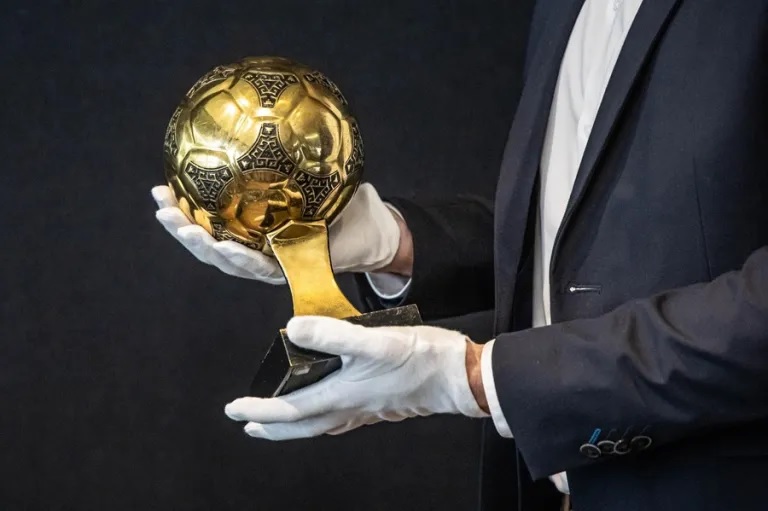Suspenden venta del Balón de Oro mundialista de Maradona 