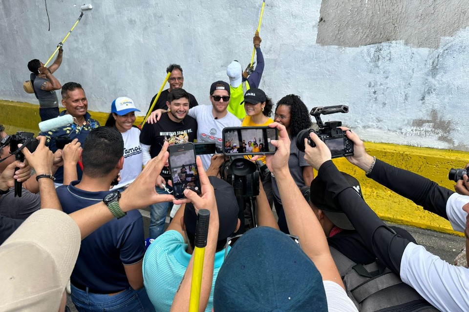 Alcaldes electos de Panamá y San Miguelito limpian y pintan la rotonda de la Roosevelt 