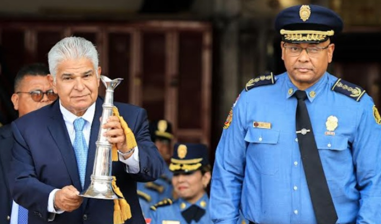 Presidente Mulino anuncia acciones para fortalecer labor de los 'camisas rojas', tras recibir distinción del BCBRP 