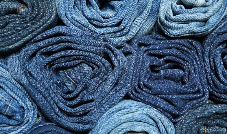El denim, la tradicional tela de los pantalones vaqueros, se sofistica con seda y perlas 