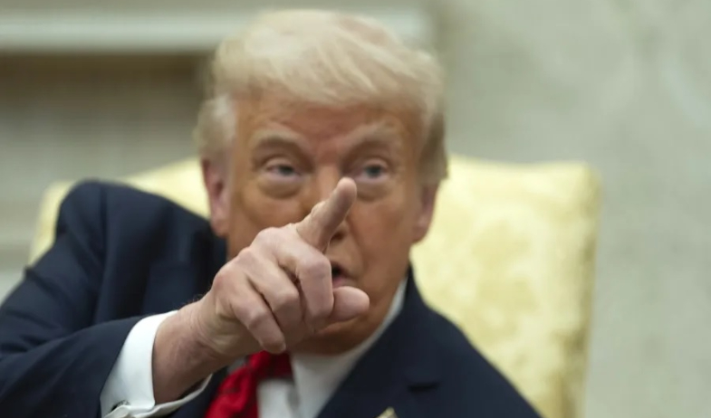 Exfuncionarios de EE.UU. alertan sobre el abuso de poder de Trump para 'vengarse' de sus críticos 