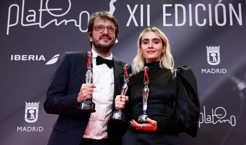 El productor brasileño Rodrigo Teixeira (i) posa con el galardón a mejor película Iberoamericana de ficción, mejor dirección y mejor actriz protagonista por -Ainda estou aqui-, durante la entrega de los Premios Platino en Madrid. EFE