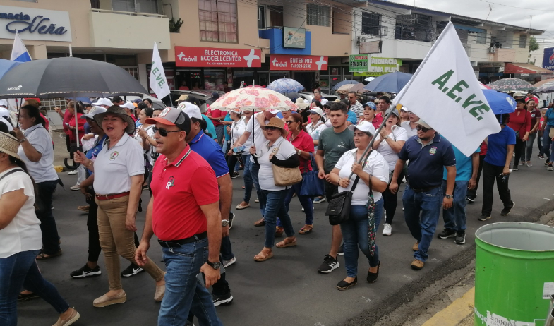 Docentes de Azuero marchan pacíficamente contra reformas a la CSS 