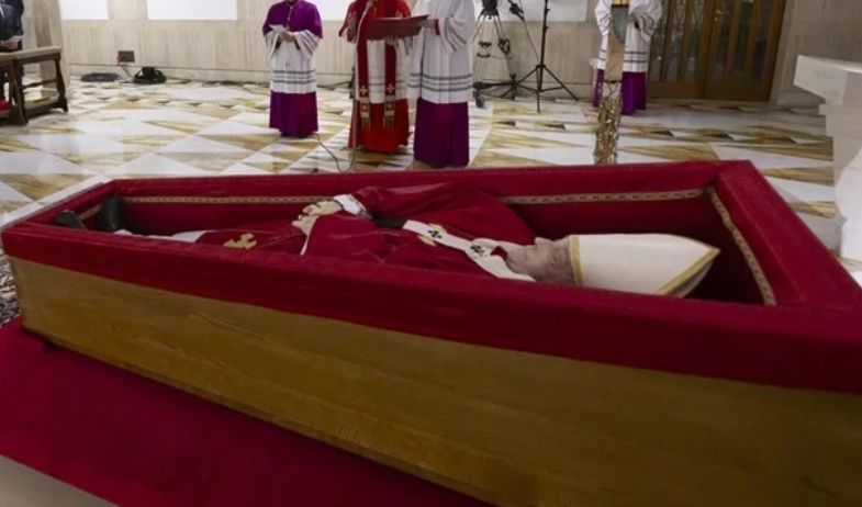 Difunden las primeras imágenes del papa Francisco en el féretro de madera en la capilla de Santa Marta 