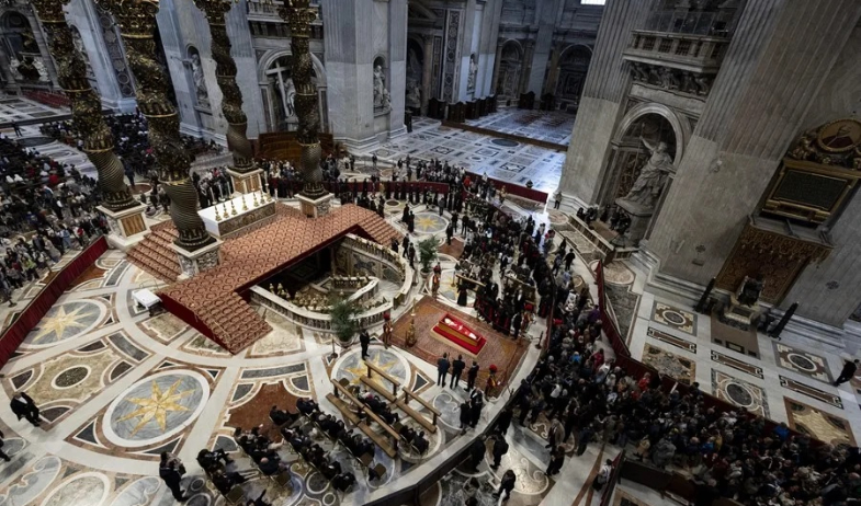 Las redes sociales, protagonistas en el adiós al papa Francisco por ‘selfies’ ante su féretro 