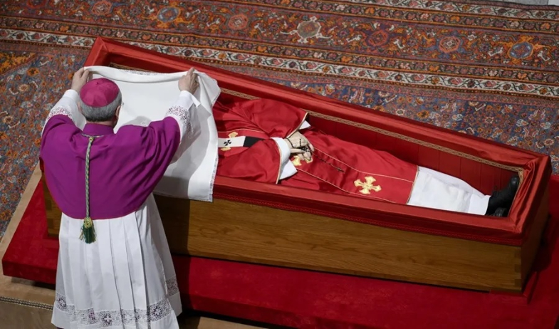 Francisco será sepultado con sus zapatos usados y en un féretro que lleva su escudo 