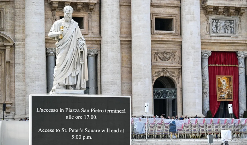 La capilla ardiente del papa concluye para proceder a la ceremonia del cierre del féretro 