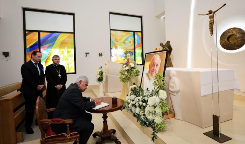 Presidente Mulino firma libro de condolencias por fallecimiento del papa Francisco 