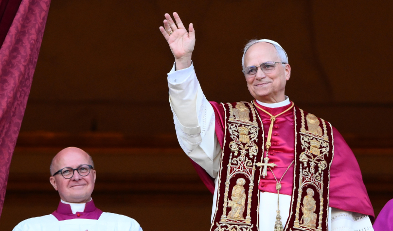 León XIV compareció ante el mundo con todos los elementos de la vestimenta papal 