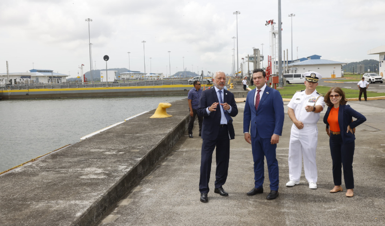 Embajador estadounidense: 'Trabajaré para asegurar que los buques de Estados Unidos pasen primero y gratis por el Canal' 