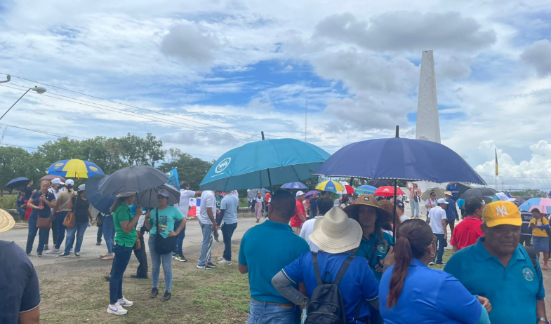Docentes de Herrera y Los Santos protestaron en el puente sobre el río La Villa  