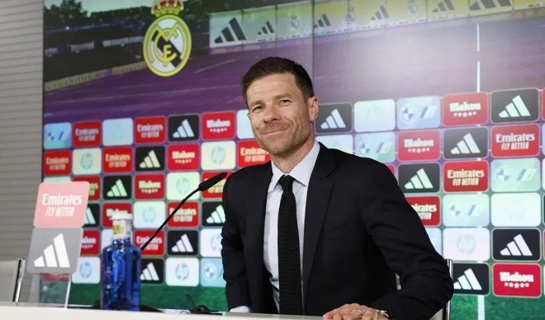 Xabi Alonso firma su contrato como entrenador del Real Madrid hasta 2028 