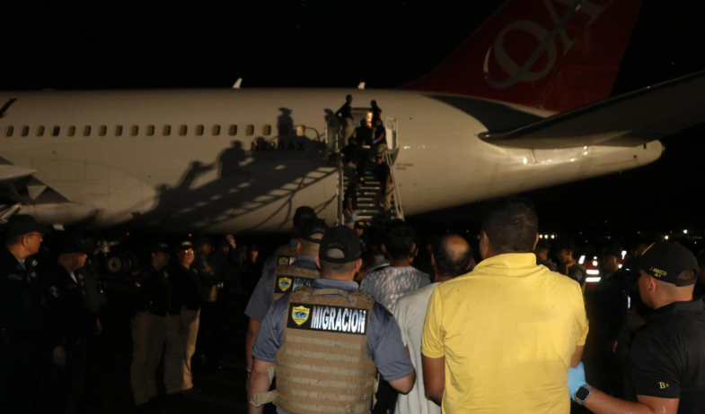 Migración retorna a 31 colombianos por situación irregular en Panamá  