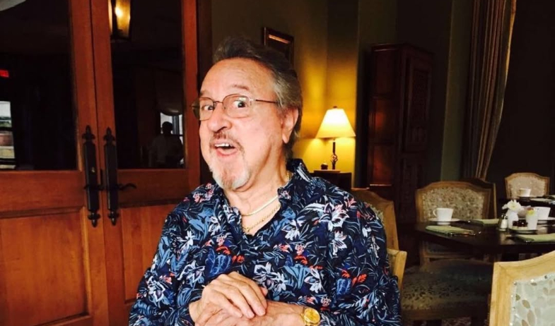 Carlos Villagrán evita hablar de la bioserie de Chespirito y cuelga llamada en plena entrevista 