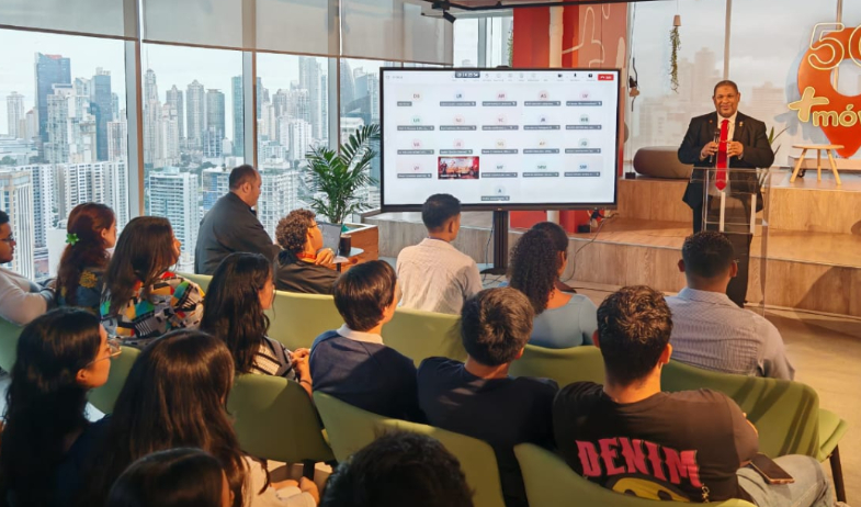 Jóvenes finalistas del Concurso Nacional de Oratoria reciben seguimiento personalizado de sus becas 