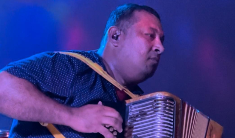 'El Tractor' Medina y su grupo 'Amor y Sentimiento' afinan su próximo éxito 