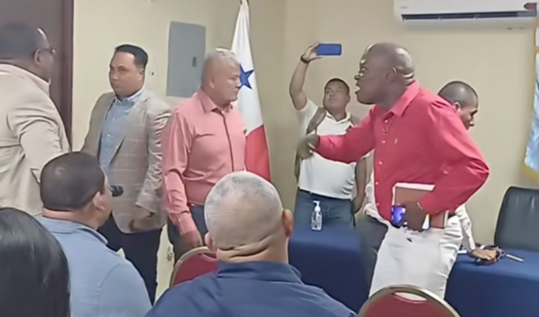 Tensión y gritos en el Concejo Municipal de Colón por elección de nueva junta directiva 