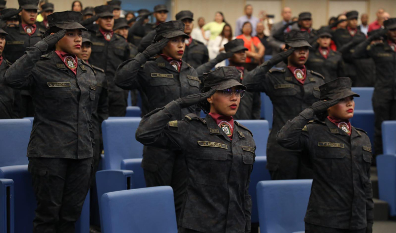¡Tres mujeres lideran la promoción! Juramentan a 114 nuevos agentes del SPI 