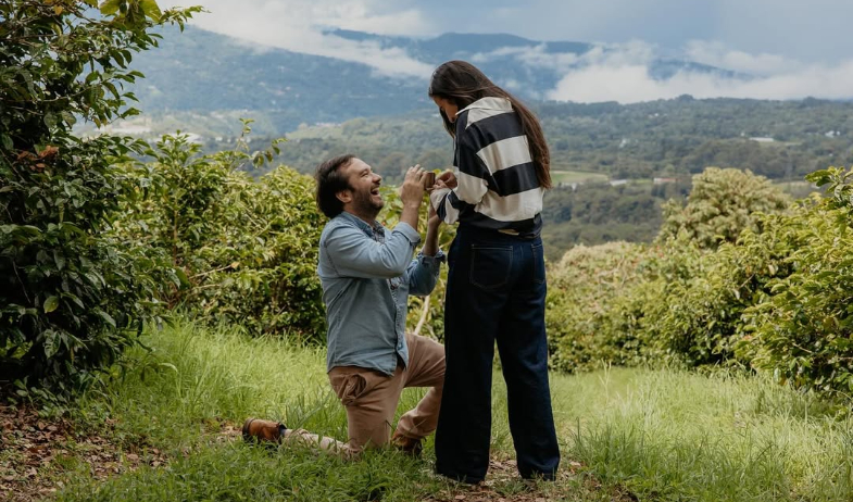 Exdiputado Gabriel Silva sorprende a su pareja con una propuesta de matrimonio rodeada de naturaleza 