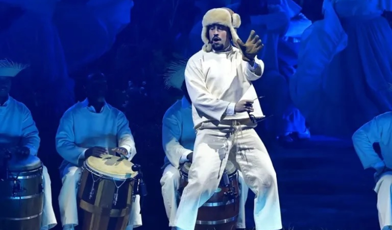 Bad Bunny lanza el sencillo 'Alambre Púa', que presentó de manera inédita en su gira de conciertos 
