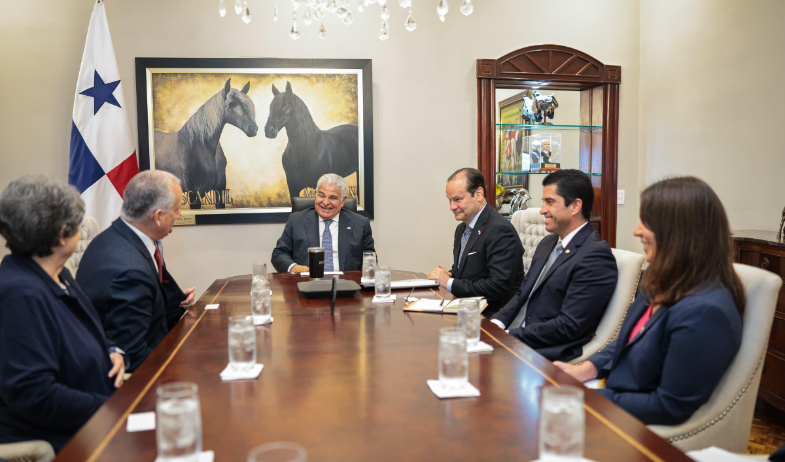 Congresistas estadounidenses conversan con el presidente Mulino sobre cooperación y seguridad 