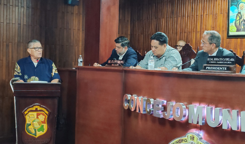 Residentes de la barriada San Antonio advierten a ministro del Miviot que no aceptarán multifamiliares  
