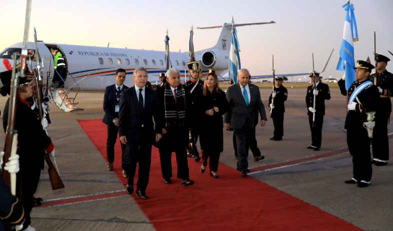 Presidente Mulino llega a Argentina para participar en Cumbre del Mercosur  