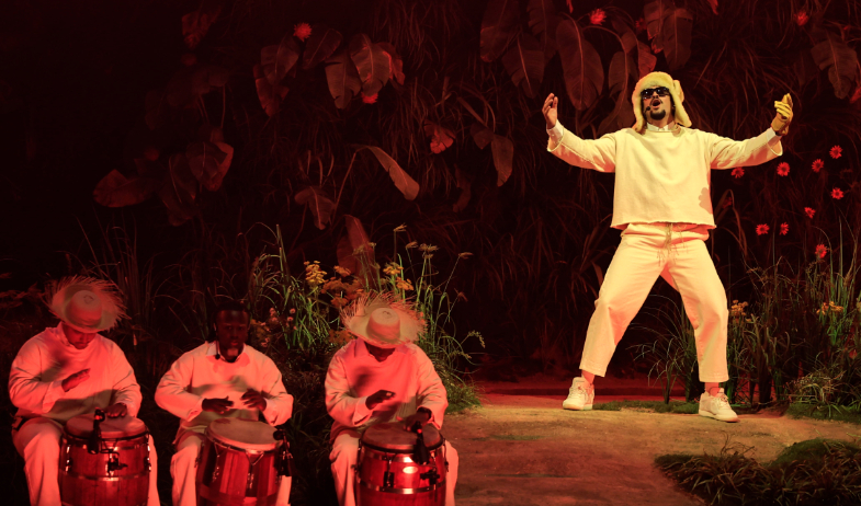 PETA arremete contra Bad Bunny por usar gallinas vivas en sus conciertos 